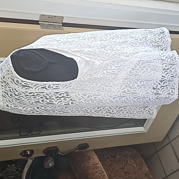 Sleeveless white lace top - Picture 10 of 15